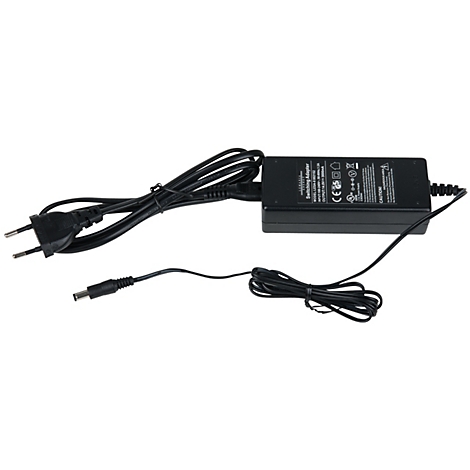 Schwarzes Netzteil mit Kabeln und Stecker.